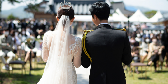 행복한 순간을 담는 이 일이 좋습니다. 저희로 인해 행복한 기억을 오래 간직하시길 바랄게요. 디어글로우_앨범형(베이직)_대표촬영